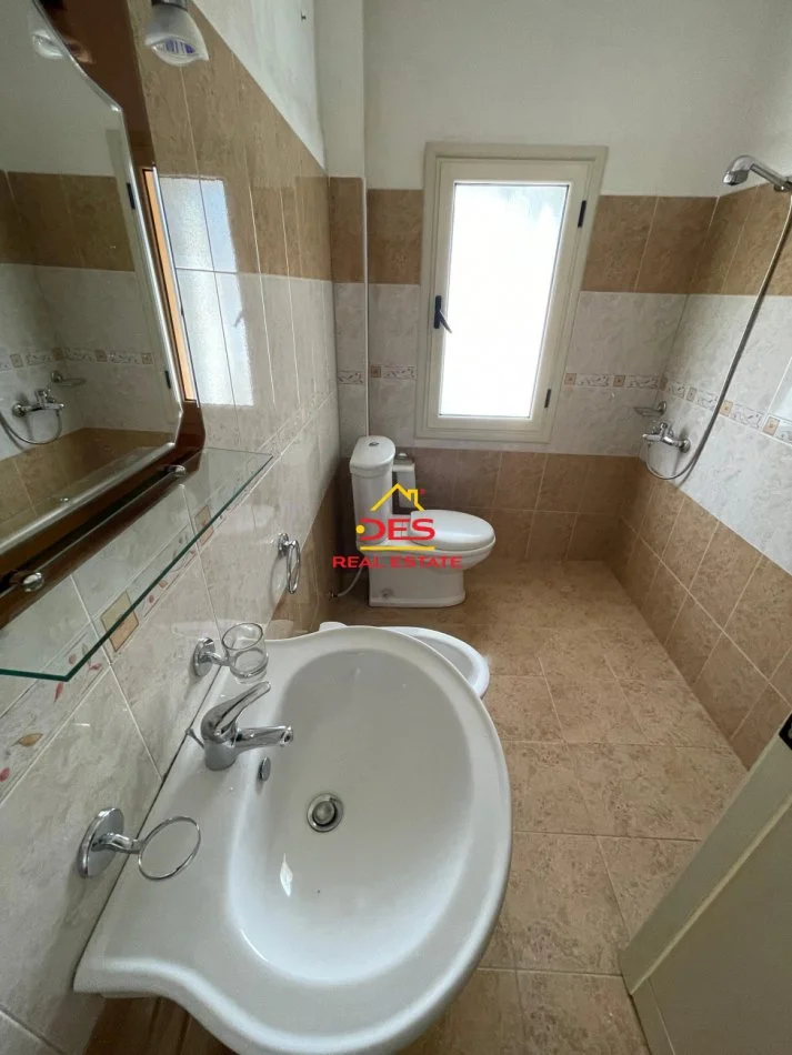 Vlore, jepet me qera apartament 2+1+Ballkon Kati 4, 55 m² 250 € (Rruga Osman Haxhiu)