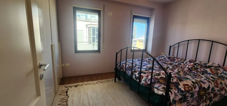 Tirane, jepet me qera apartament 1+1+Ballkon Kati 5, 90 m² 750 € (Mine Peza)