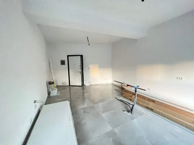 Tirane, jepet me qera ambjent biznesi Kati 2, 40 m² 400 Euro (Bulevardi astir)