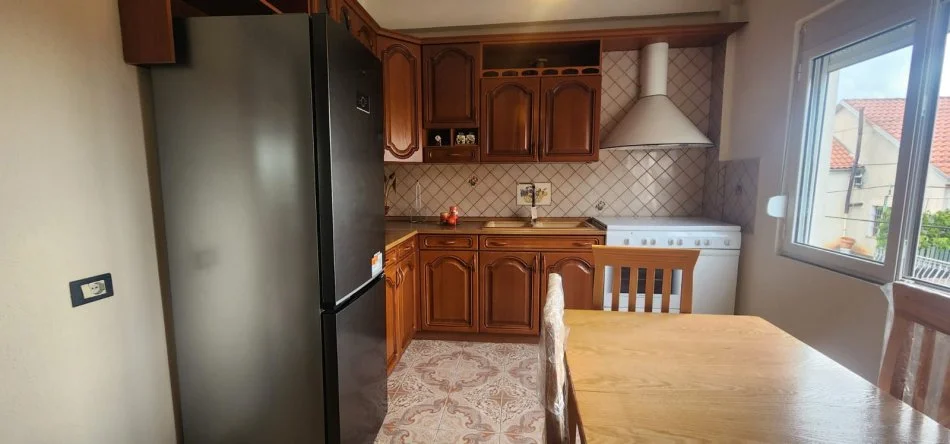 Tirane, jepet me qera apartament 2+1+Ballkon Kati 2, 400 € (Sauk prane Akademis se Policise)