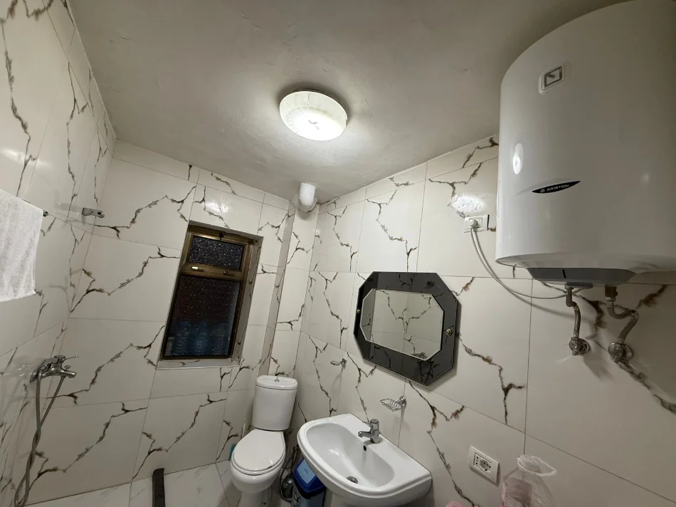 Tirane, jepet me qera apartament 1+1 Kati 2, 60 m² 550 € (Te stacioni trenit perball harry fuls)