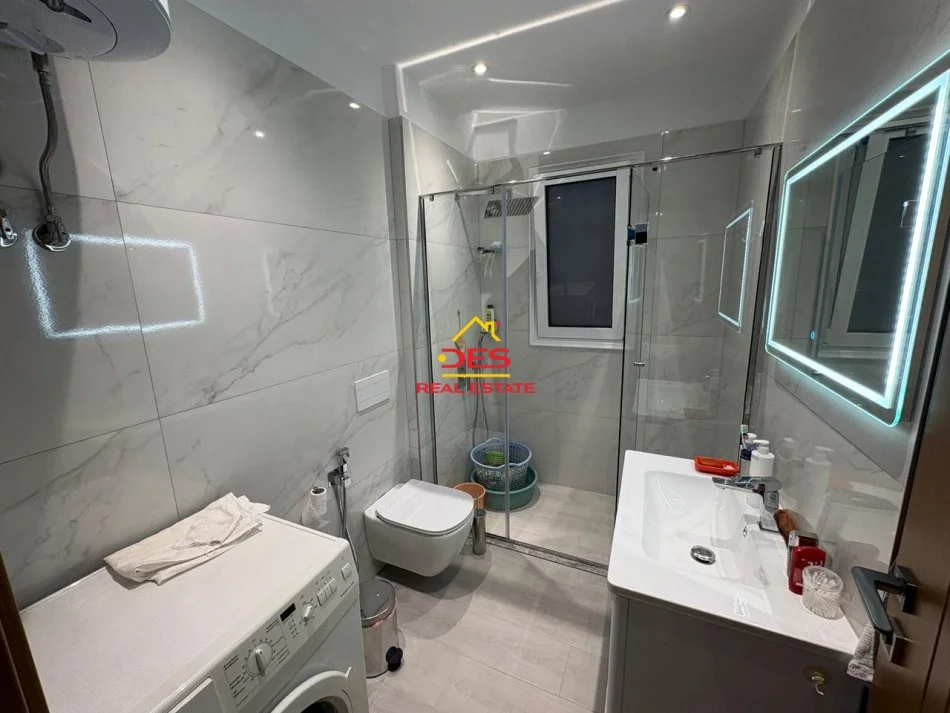 Vlore, jepet me qera apartament 1+1+Ballkon Kati 4, 70 m² 450 € (Rruga Fiqiri Muka)