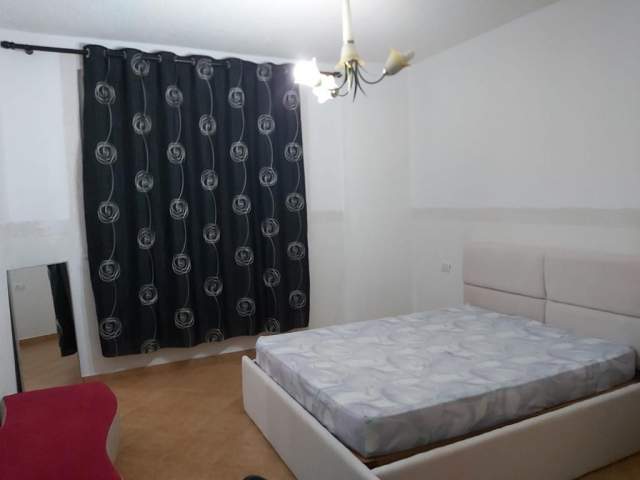 Tirane, jepet me qera apartament 2+1 Kati 4, 80 m² 400 Euro (prane pallateve te Arabit)