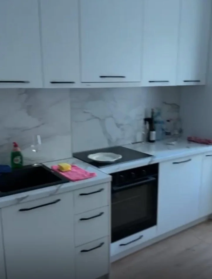 Tirane, jepet me qera apartament 1+1 , 700 € 