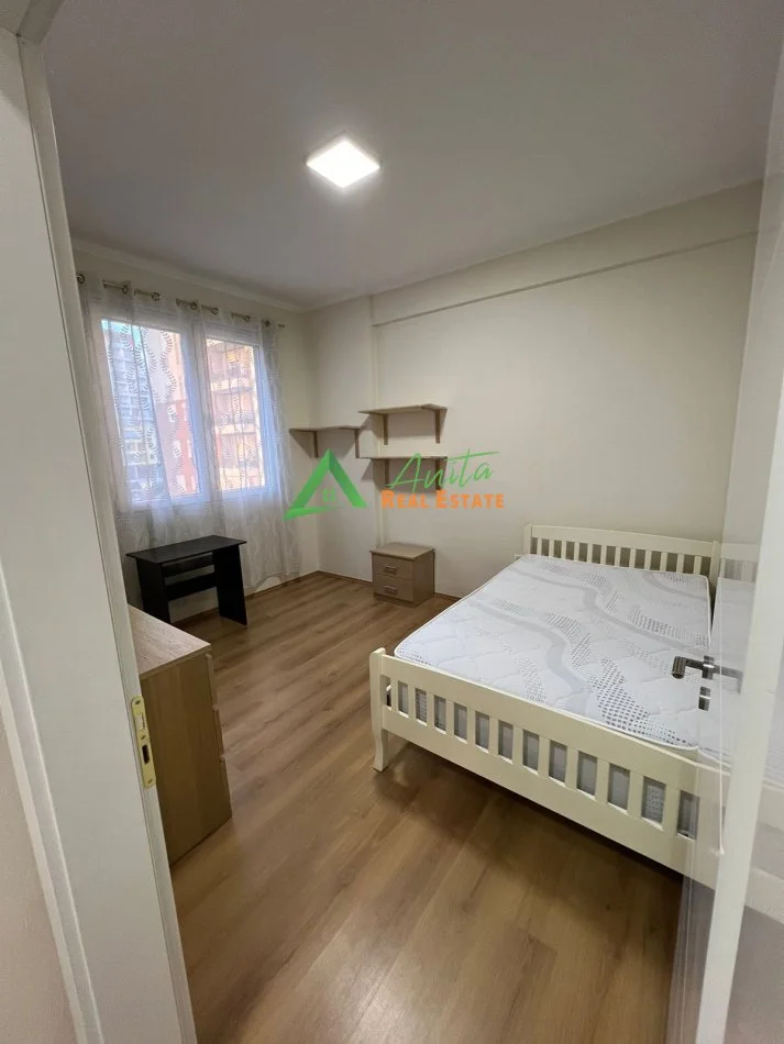 Tirane, jepet me qera apartament 1+1+Aneks+Ballkon Kati 3, 85 m² 600 € (Fusha e Aviacionit)
