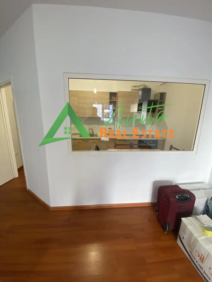 Tirane, jepet me qera apartament 1+1+Ballkon Kati 4, 80 m² 500 € (21 Dhjetroi)