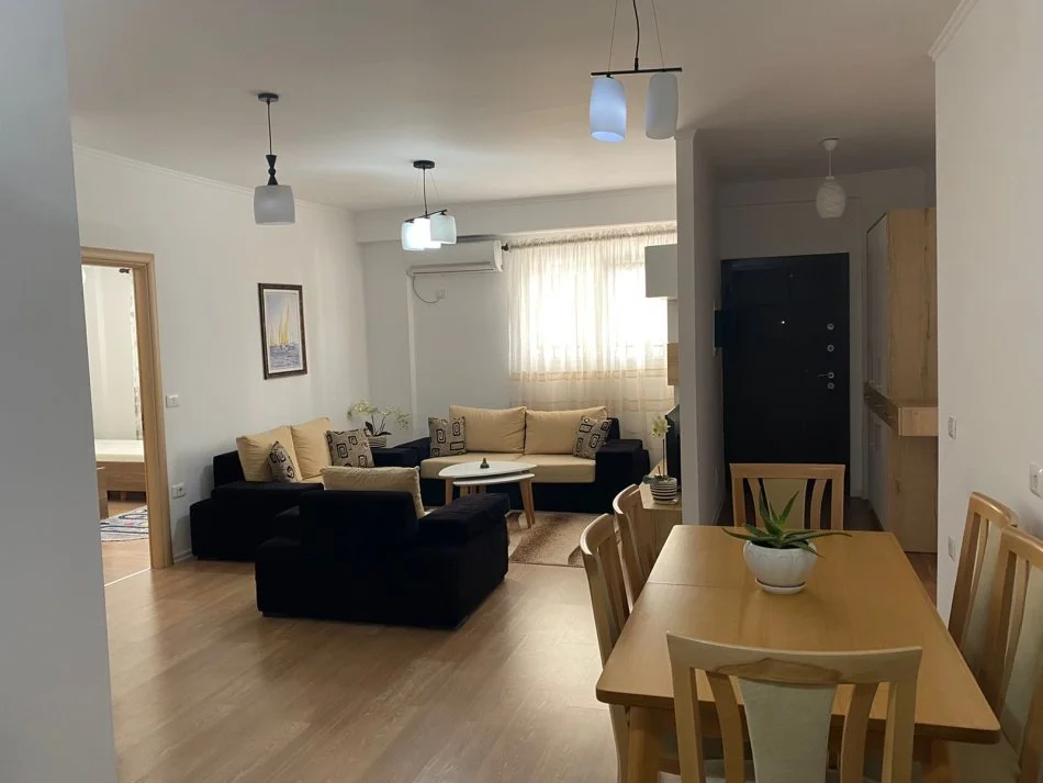 Tirane, jepet me qera apartament 3+1 Kati 1, 120 m² 500 € (rruga Bill Klinton)