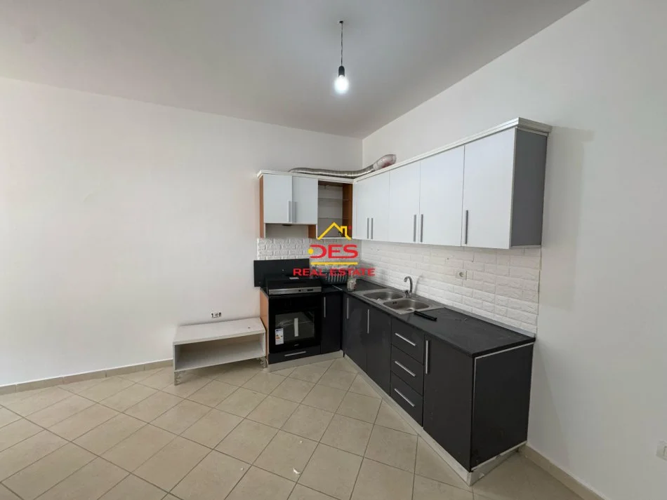 Vlore, jepet me qera apartament 1+1+Ballkon Kati 2, 70 m² 250 € (Rruga Çamëria)