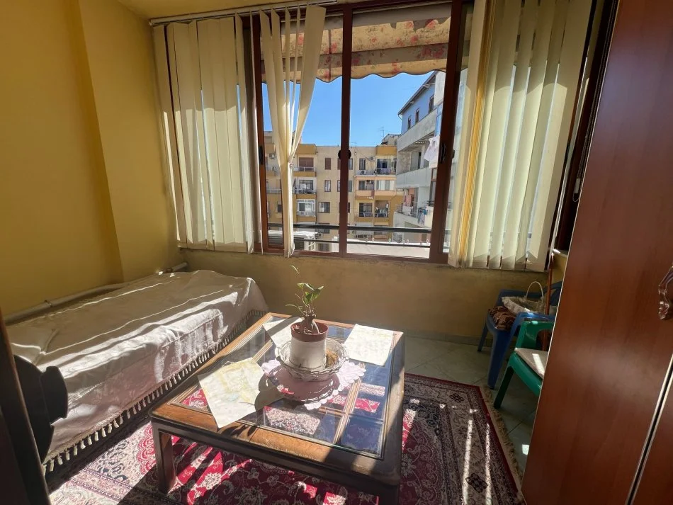 Tirane, jepet me qera apartament 2+1+Ballkon Kati 7, 75 m² 300 € (rruga Eqerem Cabej)