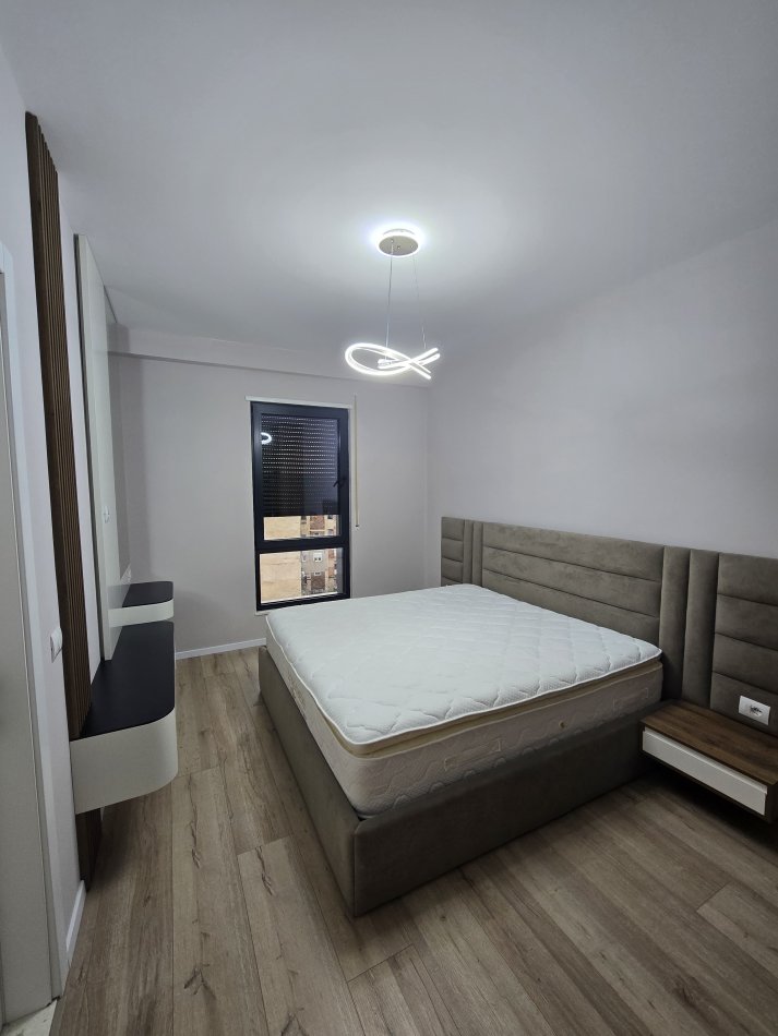 Tirane, jepet me qera apartament 2+1 Kati 5, 110 m² 1.000 € (Xhanfize Keko)