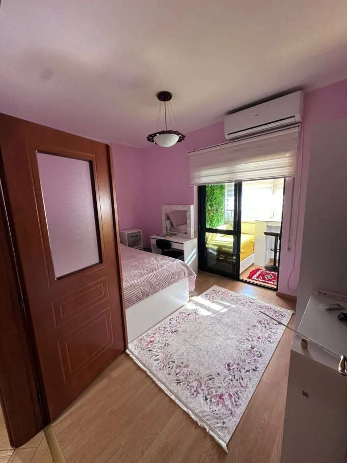 Tirane, jepet me qera apartament 2+1+Ballkon Kati 3, 90 m² 850 € (Rr Barrikadave Pas 15 Kateshit)