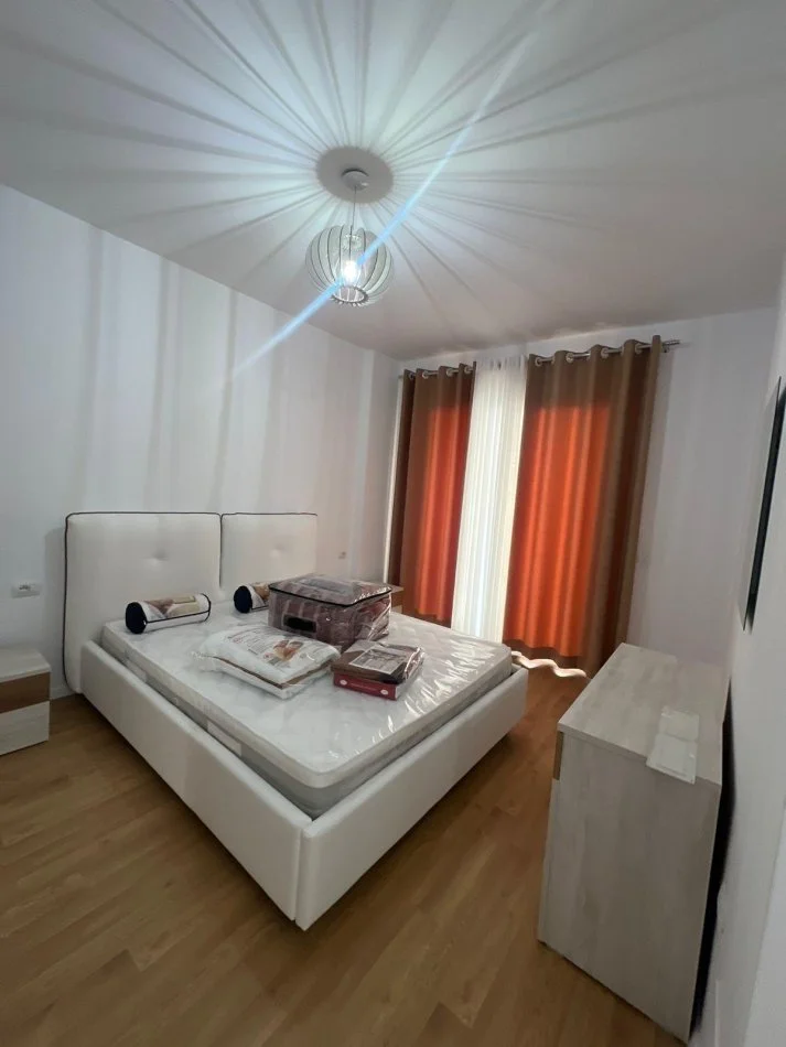 Tirane, jepet me qera apartament 2+1+Ballkon Kati 2, 124 m² 700 € (Xhanfize keko)