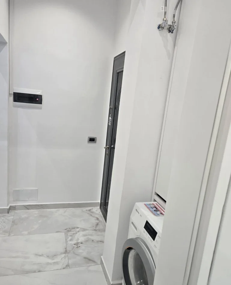 Tirane, jepet me qera apartament 1+1+Ballkon Kati 5, 70 m² 550 € (prane Kristal Center)