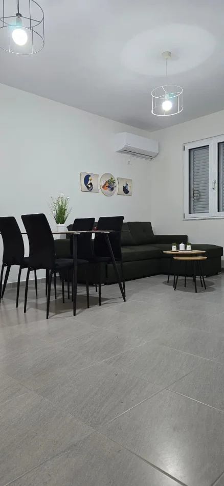 Tirane, jepet me qera apartament 1+1 Kati 2, 60 m² 520 € (Komuna e Parisit prane Kika 3)