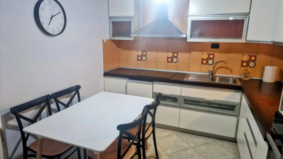 Tirane, jepet me qera apartament 2+1+Ballkon Kati 3, 113 m² 900 € (Komuna e Parisit)