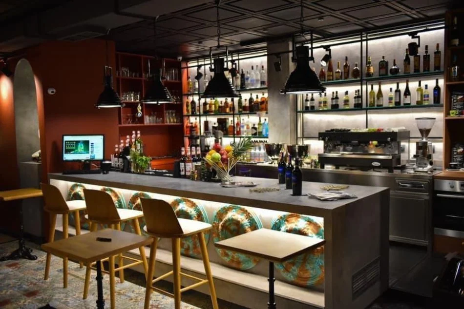 Tirane, jepet me qera ambjent biznesi Kati 0, 175 m² 2.000 € (Ish Ekspozita)