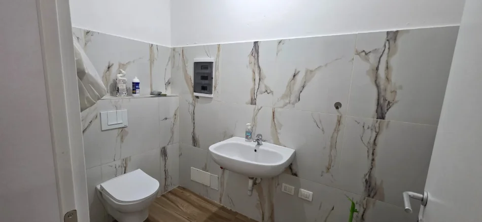 Tirane, jepet me qera ambjent biznesi Kati 1, 149 m² 3.200 € (Qendër)