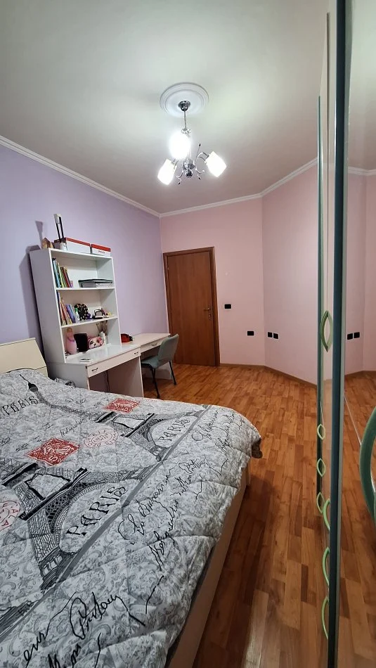 Tirane, jepet me qera apartament 3+1+Ballkon Kati 12, 141 m² 700 € 