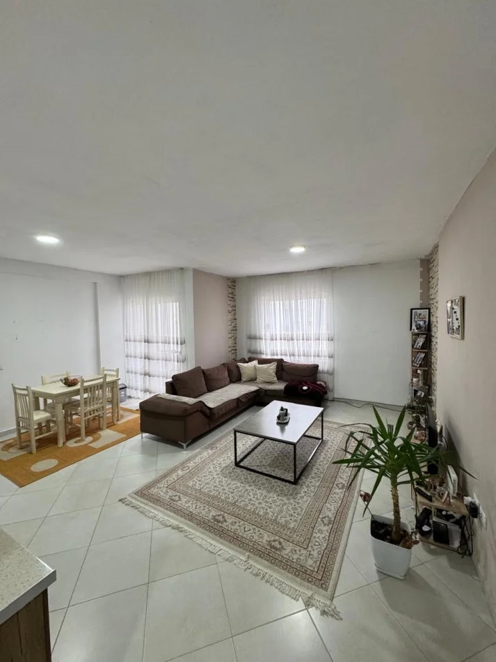 Tirane, jepet me qera apartament 2+1+Aneks+Ballkon Kati 8, 115 m² 400 € (Astir)
