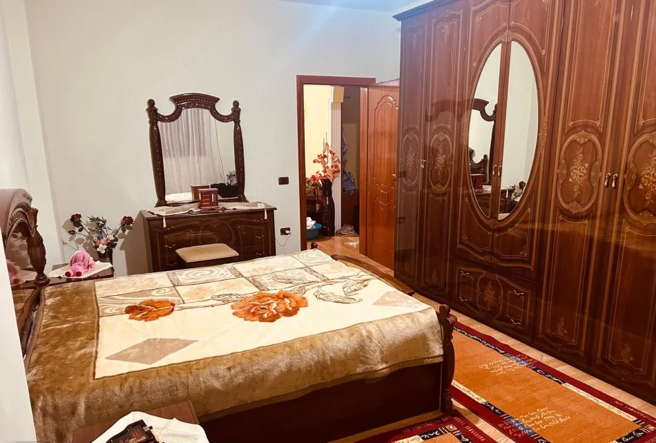 Tirane, jepet me qera apartament 2+1+Ballkon Kati 2, 105 m² 390 € (rruga Jordan Misja)