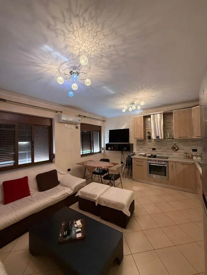 Vlore, jepet me qera apartament 1+1+Ballkon , 350 € (Albano dhe Romina)