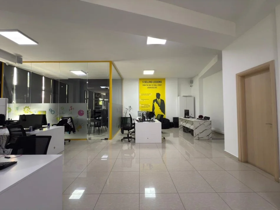 Tirane, jepet me qera zyre Kati 2, 326 m² 2.000 € (Astir)