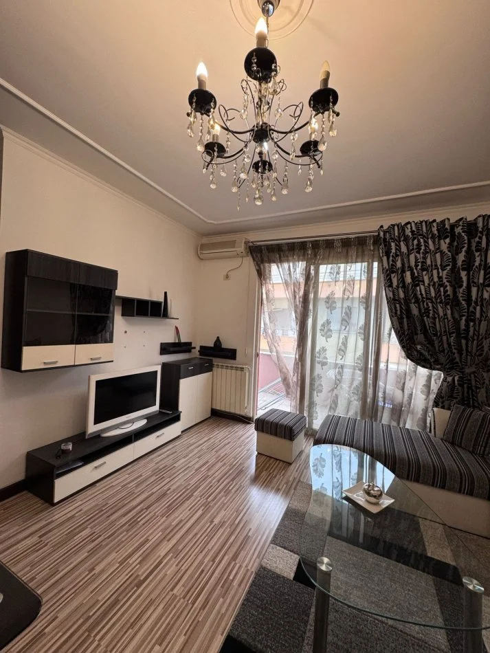 Tirane, jepet me qera apartament 2+1+Ballkon Kati 3, 85 m² 550 € (rruga e Ullishtes)