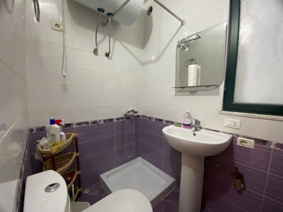 Tirane, jepet me qera ambjent biznesi Kati 2, 112 m² 1.500 € (Garda)