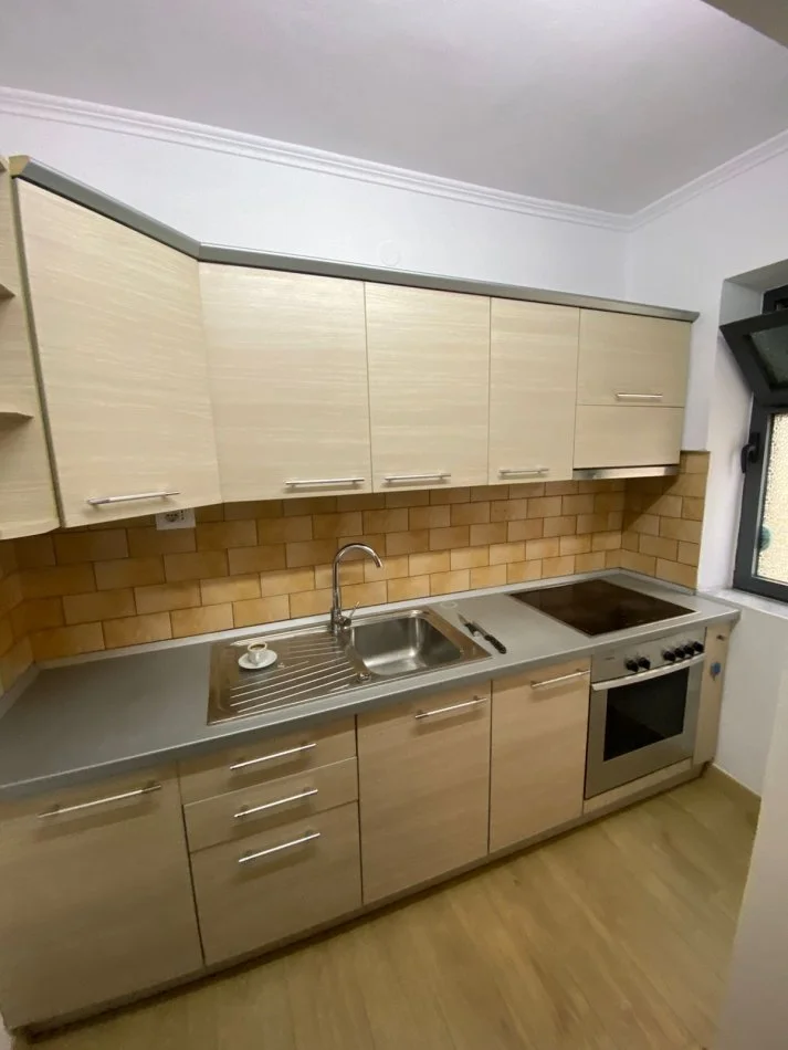 Tirane, jepet me qera apartament 1+1 Kati 1, 65 m² 600 € (rruga Myslym Shyr)