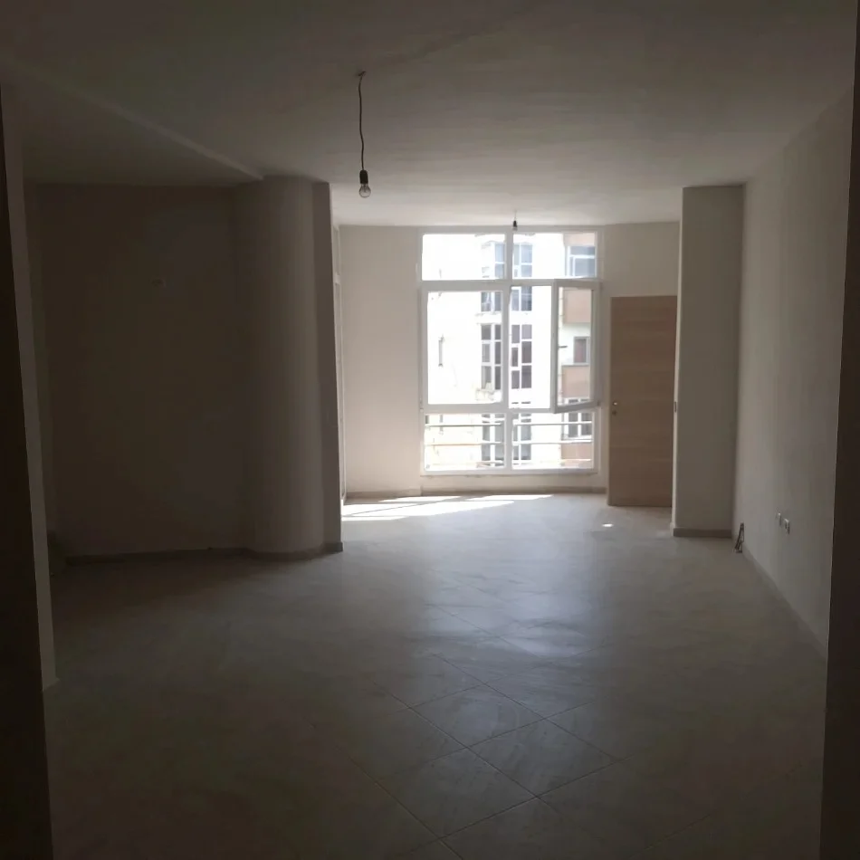 Tirane, jepet me qera zyre Kati 3, 130 m² 450 € (Fresku)