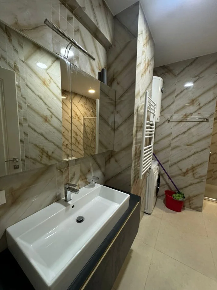 Tirane, jepet me qera apartament 1+1 , 75 m² 900 € 