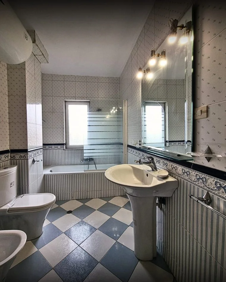 Tirane, jepet me qera apartament 3+1+Ballkon Kati 2, 250 m² 1.200 € (STADIUMI DINAMO)