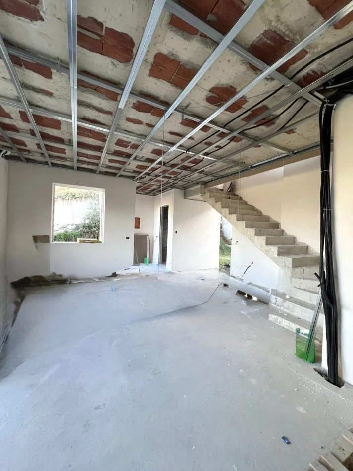 Tirane, jepet me qera Vile 1 Katshe , 200 m² 2.000 € (Liqeni i Thate)