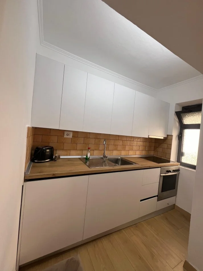 Tirane, jepet me qera apartament 1+1 Kati 2, 75 m² 600 € (MYSLYM SHYR)