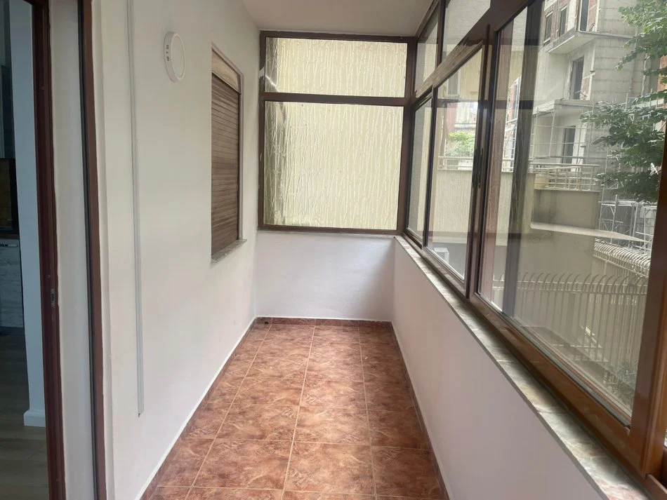 Tirane, jepet me qera ambjent biznesi Kati 1, 120 m² 1.000 € (Rruga e Bogdaneve)