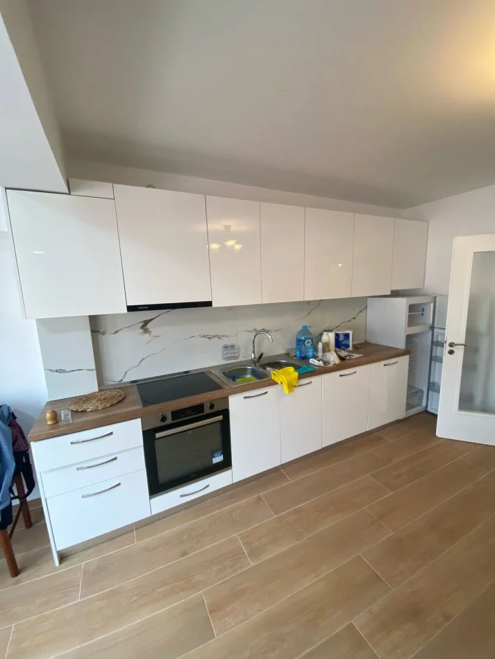 Tirane, jepet me qera apartament 1+1 Kati 5, 60 m² 500 € (Rruga Naim Frasheri, Rruga e Kavajes, 21 Dhjetori, prane Hotel Villa 22.)