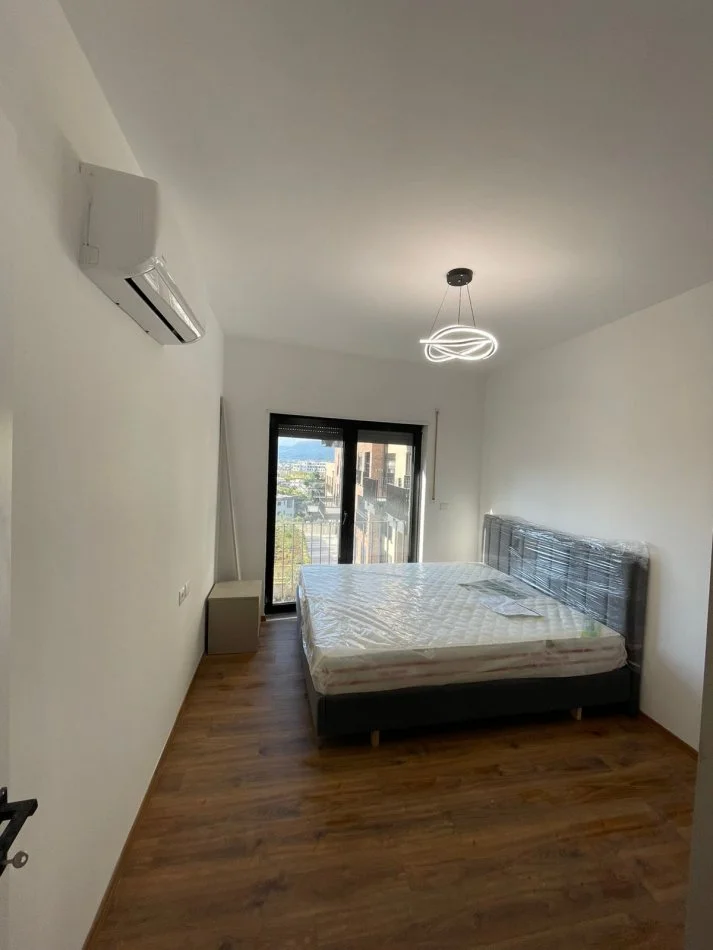 Tirane, jepet me qera apartament 2+1+Ballkon+Post Parkimi,  Kati 2, 99 m² 700 € (Rezidneca Kodra e Diellit 2 )