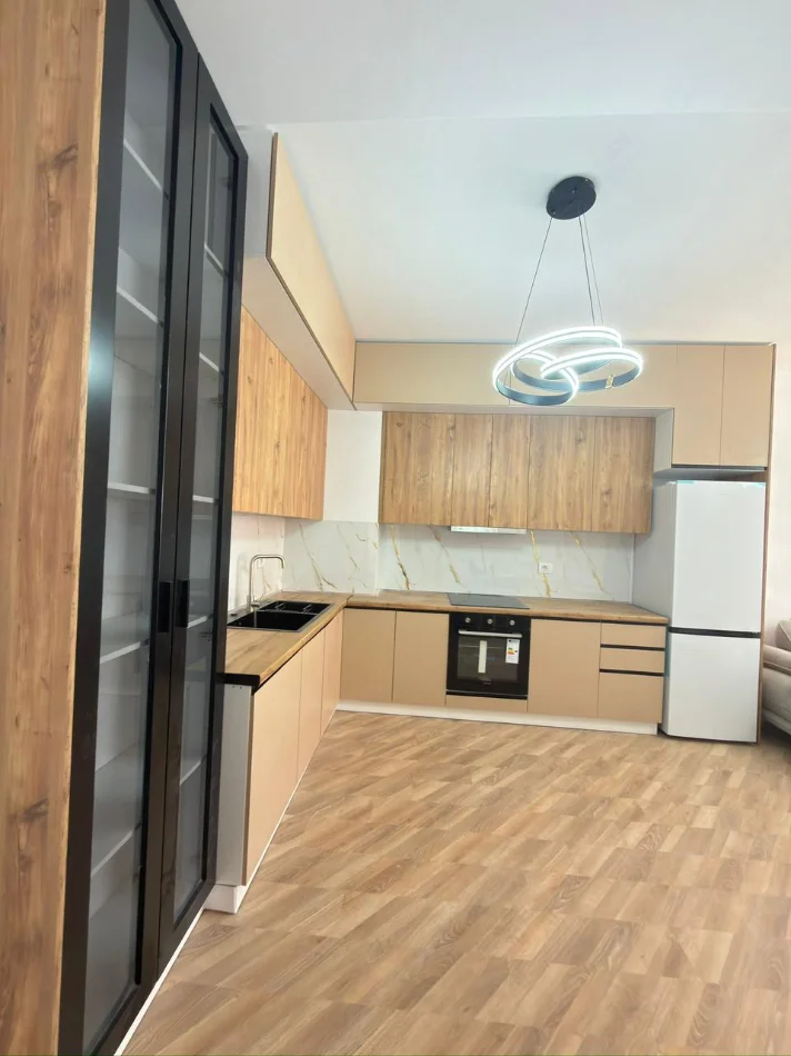 Tirane, jepet me qera 2+1 Kati 4, 98 m² 600 € 