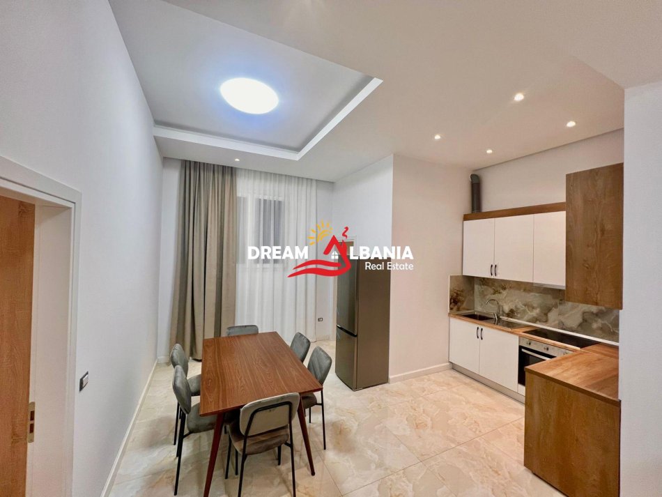 Tirane, jepet me qera apartament 2+1 , 137 m² 550 € 