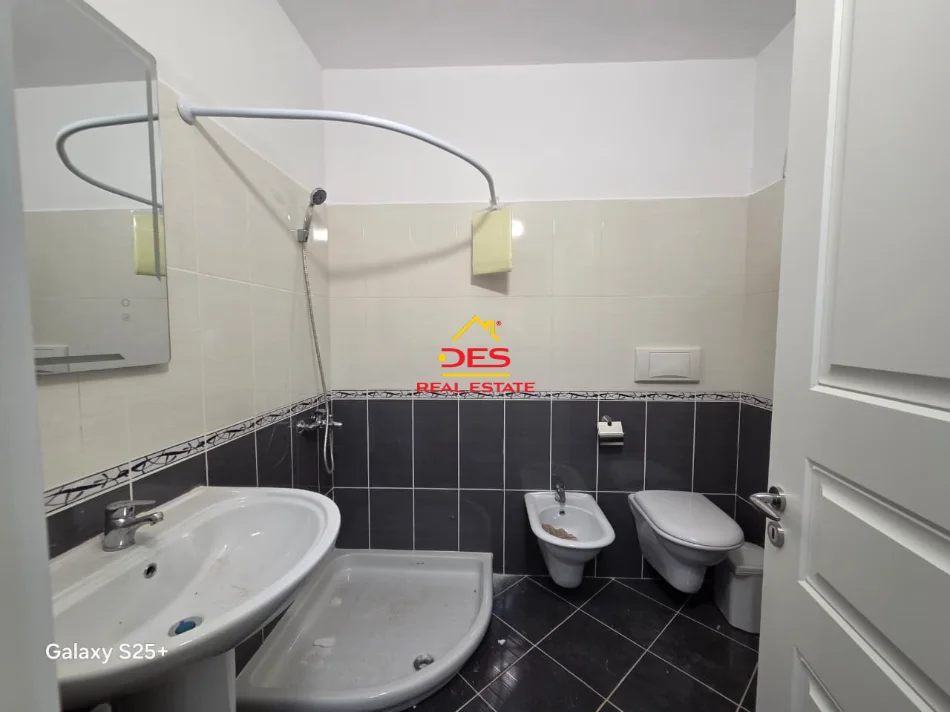 Vlore, jepet me qera apartament 1+1+Ballkon Kati 1, 70 m² 450 € (Rruga Aleksandër Moisu)