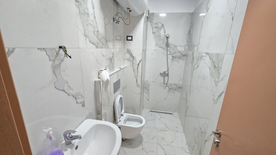 Tirane, jepet me qera zyre Kati 6, 90 m² 1.000 € (Myslym Shyri)