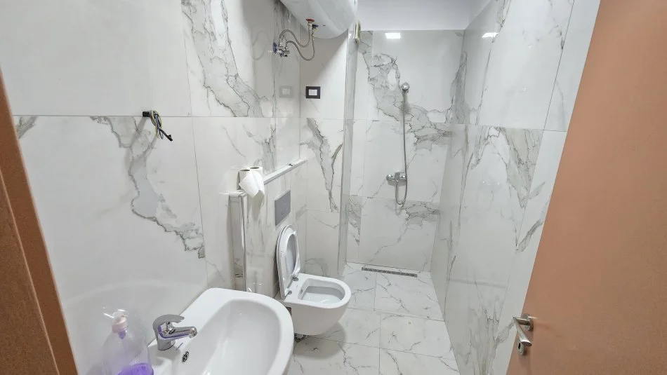 Tirane, jepet me qera zyre Kati 6, 90 m² 1.000 € (Myslym Shyri)