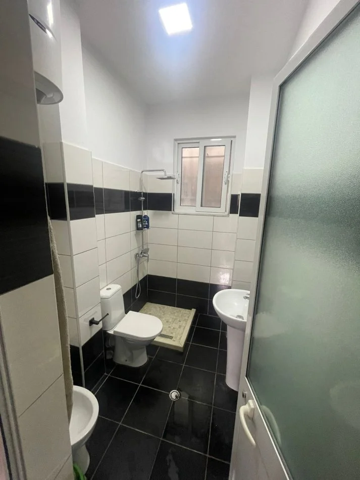 Tirane, jepet me qera apartament 1+1 Kati 1, 50 m² 450 € (5 maj)