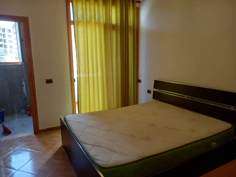 Tirane, jepet me qera apartament 1+1 Kati 4, 70 m² 350 € (Vila L Astir tek Pasticeri Nela)