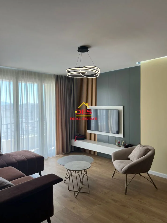 Vlore, jepet me qera apartament 2+1+Ballkon Kati 9, 109 m² 600 € (Rruga Fiqirete Musta)
