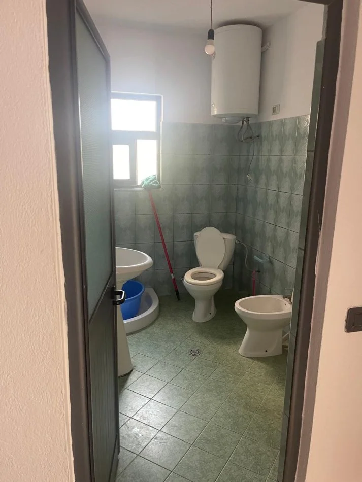 Tirane, jepet me qera apartament 1+1+Ballkon Kati 2, 400 € (Allias)