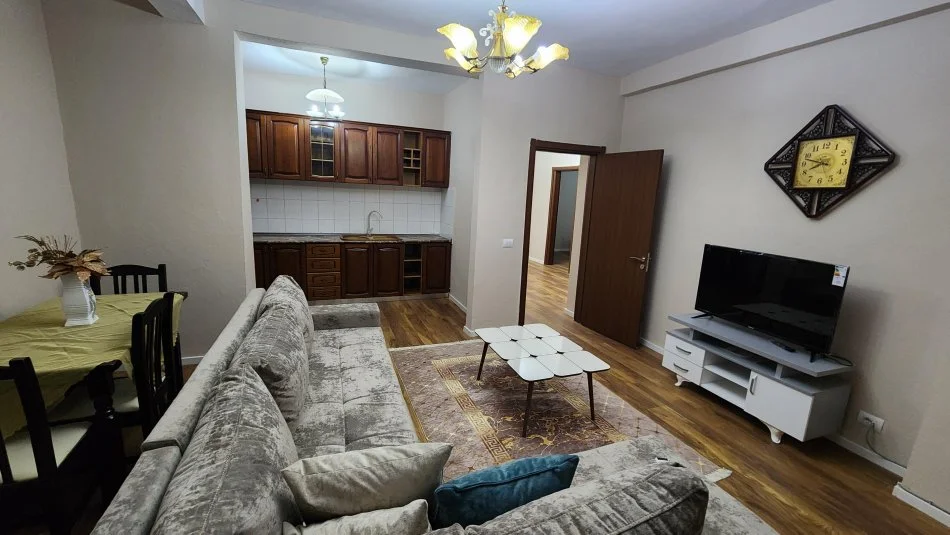 Tirane, jepet me qera apartament 2+1 Kati 4, 100 m² 700 € (Myslym Shyri)