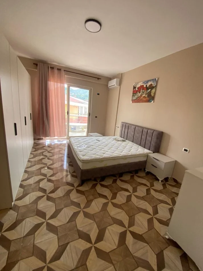 Tirane, jepet me qera apartament 2+1+Ballkon Kati 4, 90 m² 500 € (Liqeni i Thate Rruga Hamdi Sina)