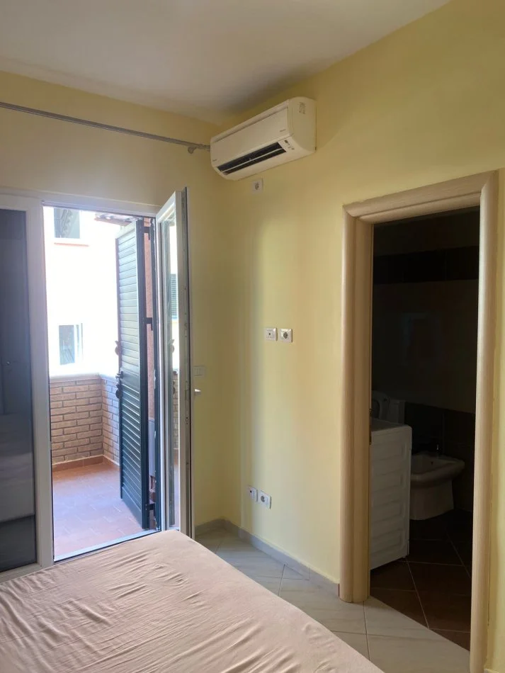 Tirane, jepet me qera apartament 2+1+2 Tualete+Ballkon , 600 € (Liqeni Thate)