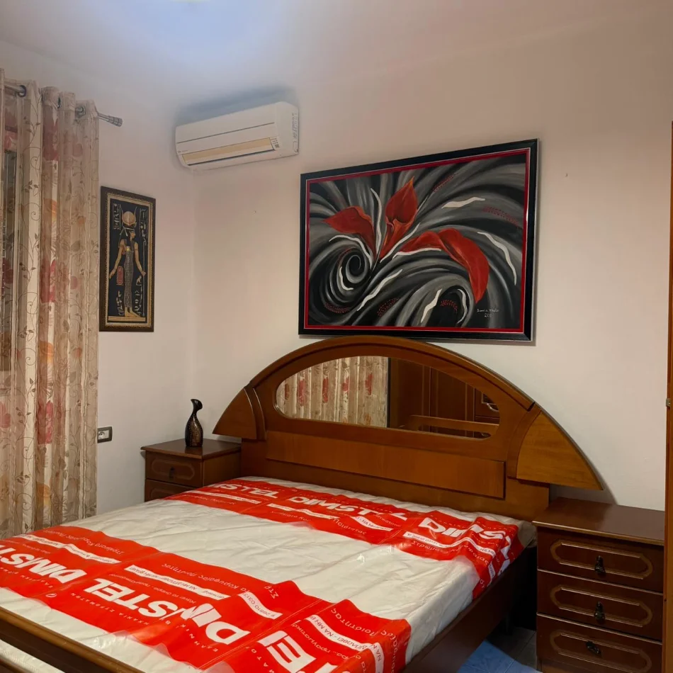 Tirane, jepet me qera apartament 1+1 Kati 2, 70 m² 550 € (21 Dhjetori prane Komisariatit te Policise)